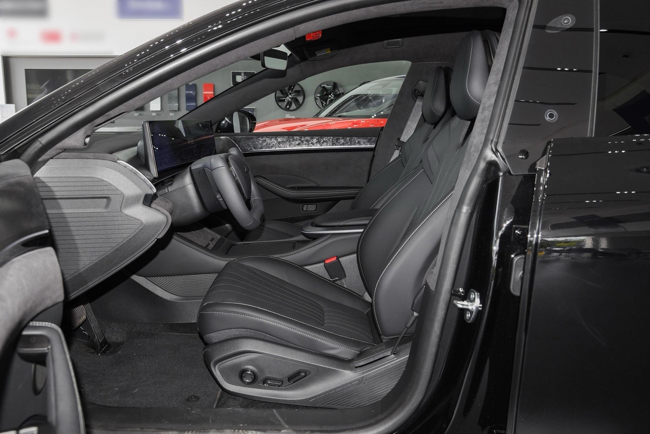 The steering wheel of a carMedium confidence description has been generated automatically.