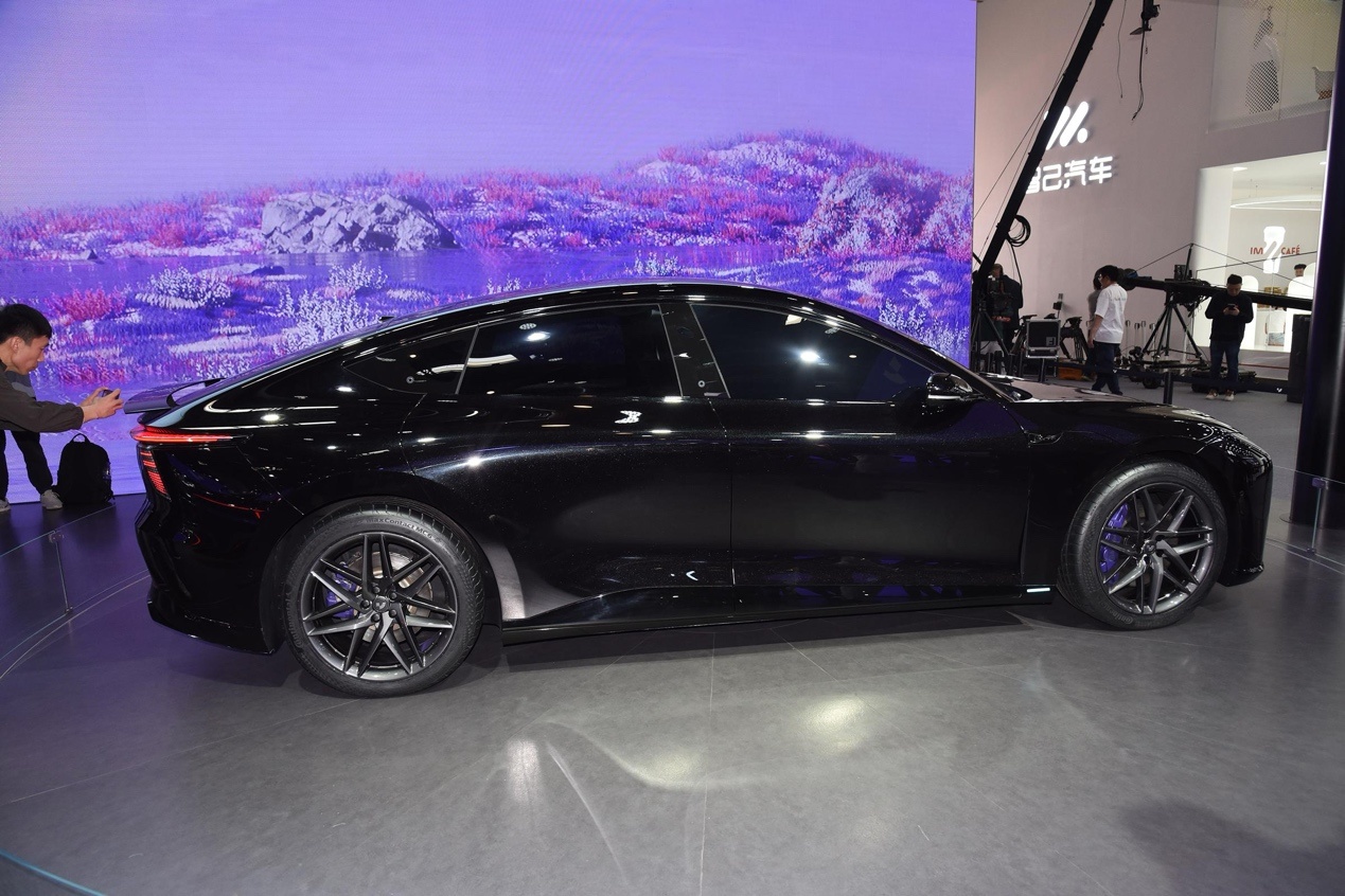Black carDescription has been automatically generated.