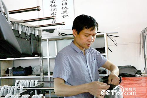 Mo Deyu is pasting film.